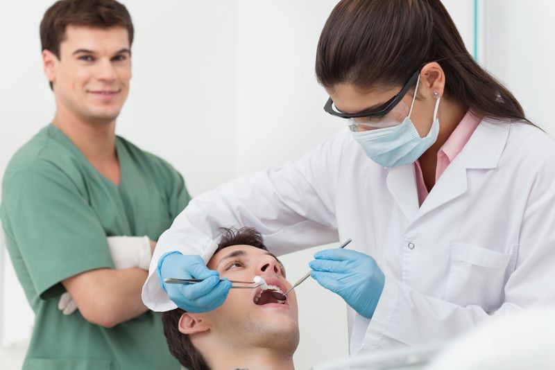 牙科医生牙齿清洗程序特写