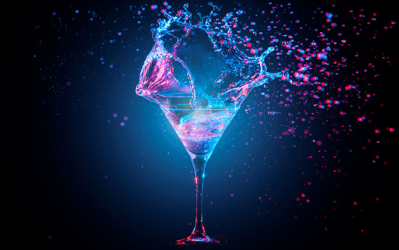 蓝色鸡尾酒-在黑色背景上泼水-派对俱乐部娱乐-混合光