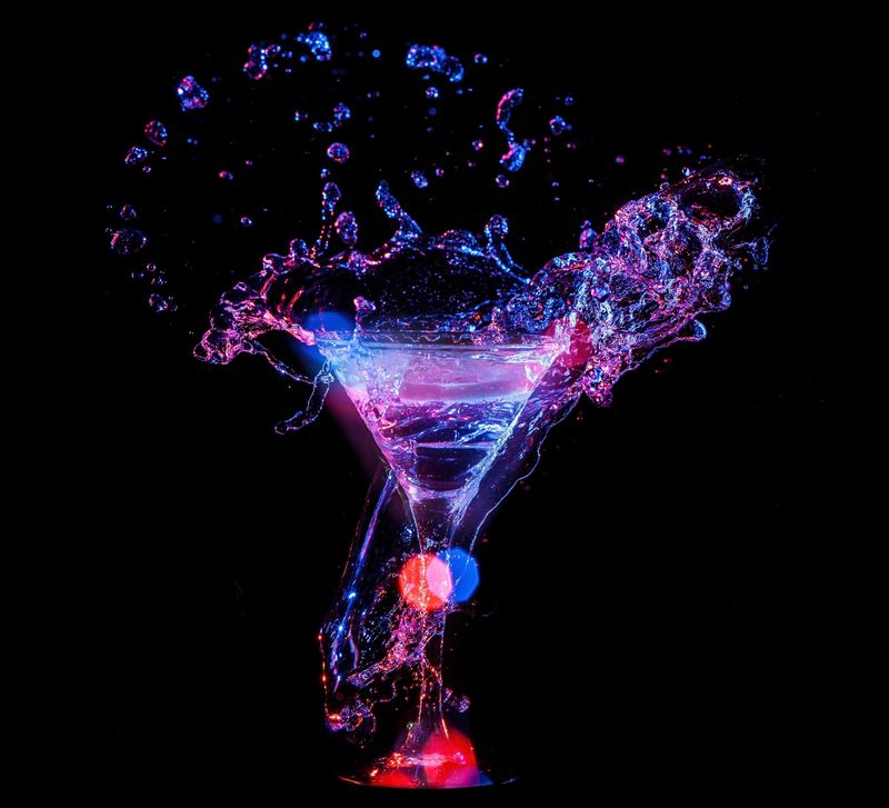 黑色背景上的彩色鸡尾酒-派对俱乐部娱乐-混合光