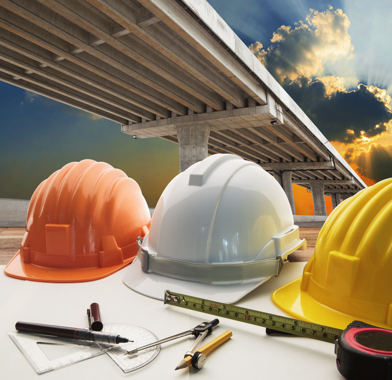 桥梁穿越道路和土木工程师工作台用于城市基础设施和政府发展-工程主题