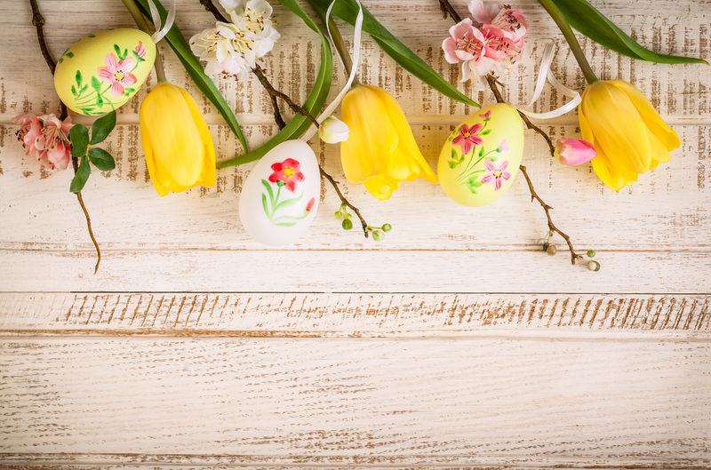 五彩缤纷的复活节彩蛋和带有春天花朵的树枝-复古风格