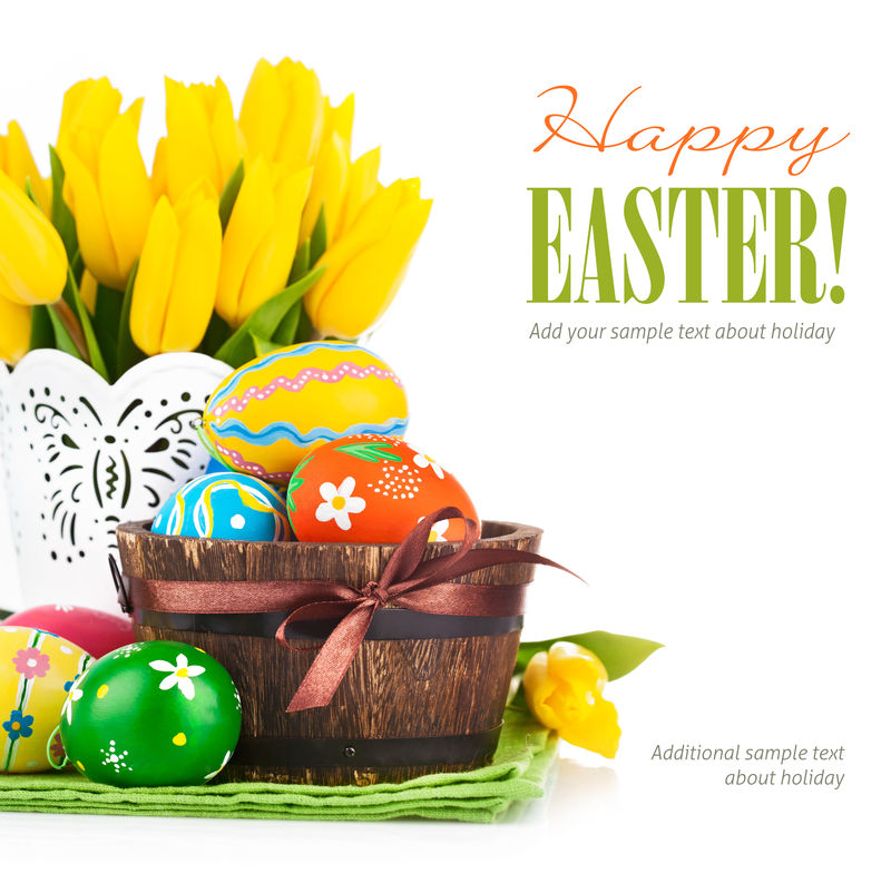 白色背景下的带有春天花朵的复活节彩蛋