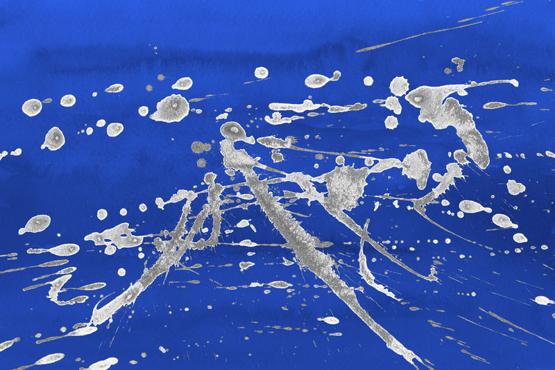 豪华的金白色金属漆飞溅在水彩纸背景上的效果-金光闪闪的飞溅纹理-美丽的女性背景