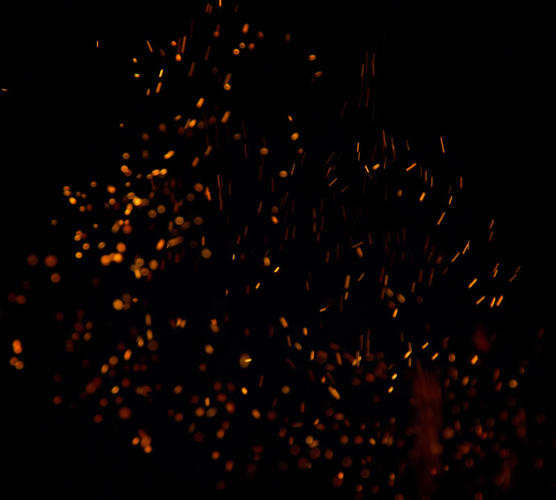 黑色背景下的火焰