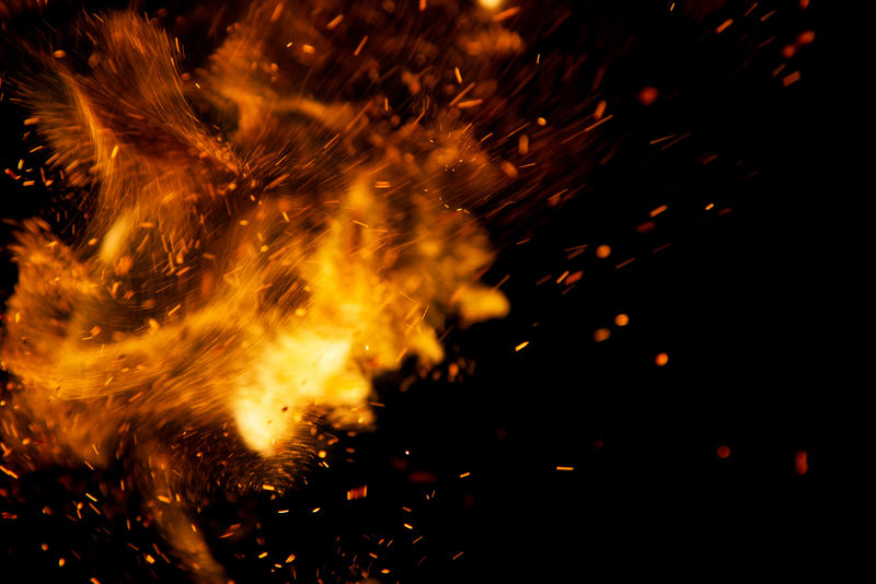 黑色背景下的火焰