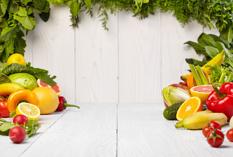 木质背景下的新鲜有机蔬菜和水果框架