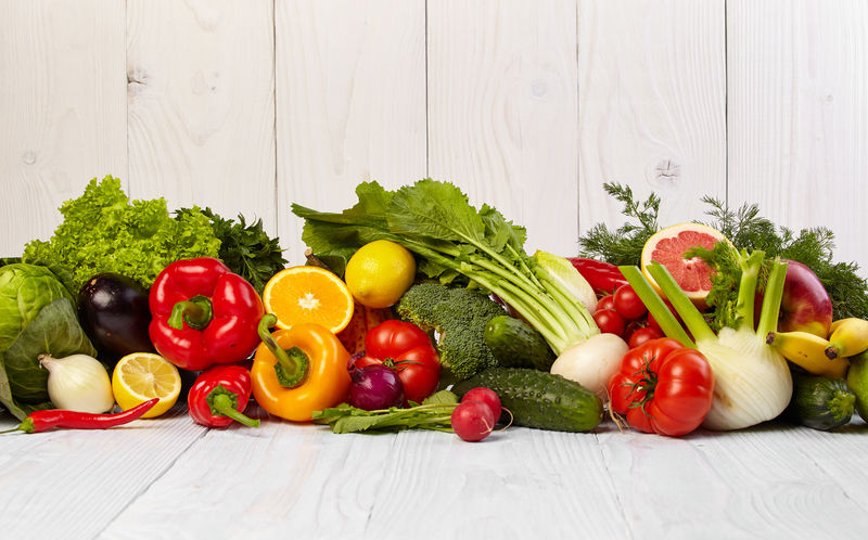 水果与蔬菜接壤-餐桌上有水果和蔬菜的边框