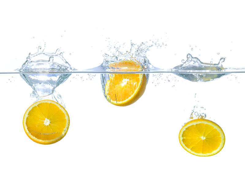 新鲜的橙子溅到水里