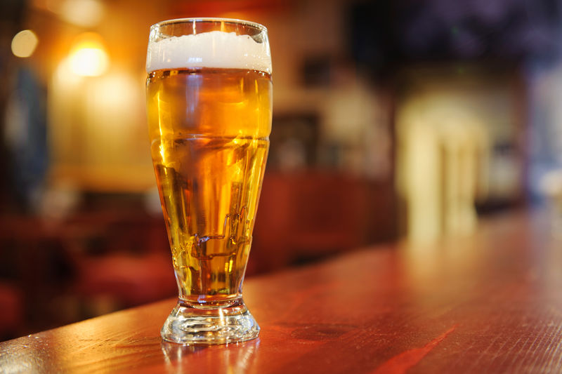 酒吧里有一杯啤酒。黄金，桶装。