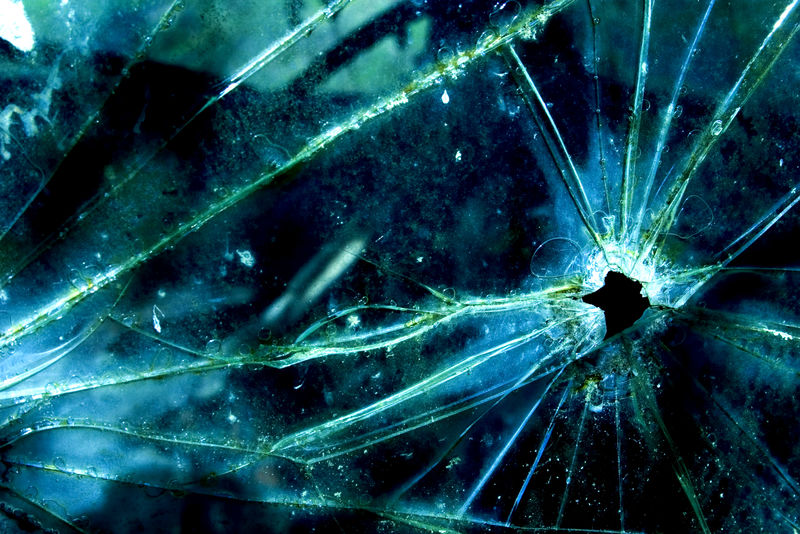 碎玻璃上有弹孔。