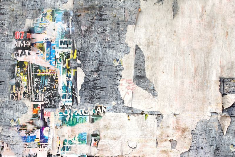 贴着撕破海报的旧广告牌-文本或图像的背景和纹理