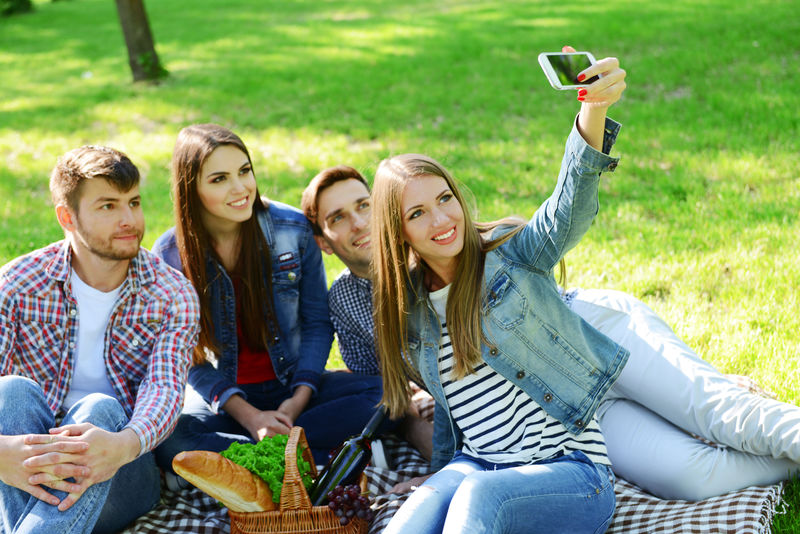 公园野餐愉快的朋友