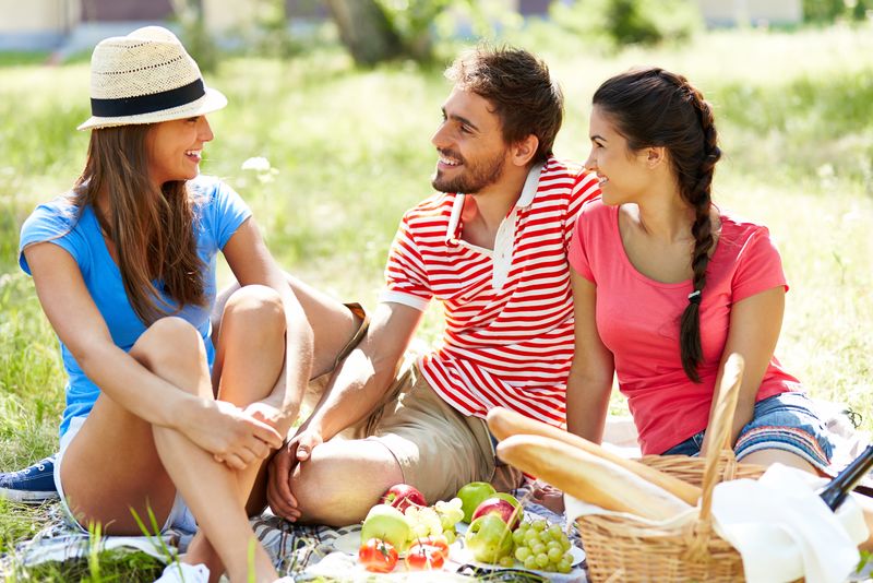 在乡下野餐的快乐的年轻朋友