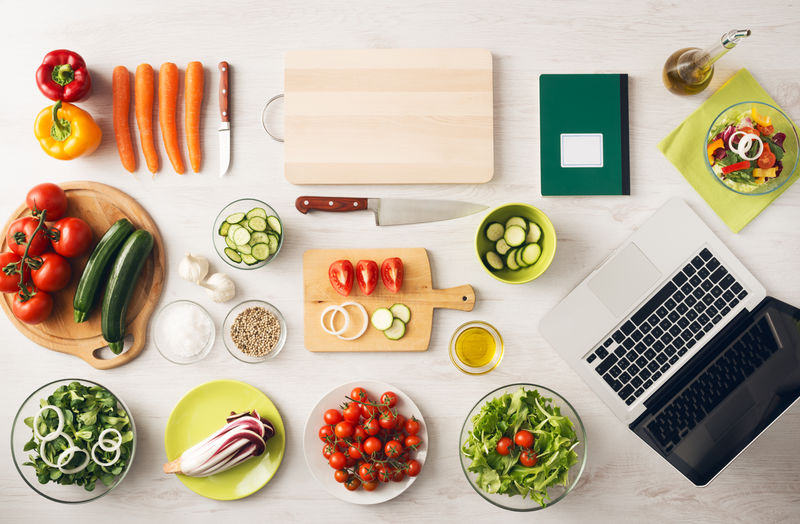 素食创意烹饪在家里厨房用具-食品配料和新鲜蔬菜在木桌上-俯视图