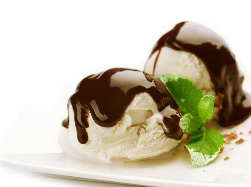 巧克力冰淇淋。白底甜点