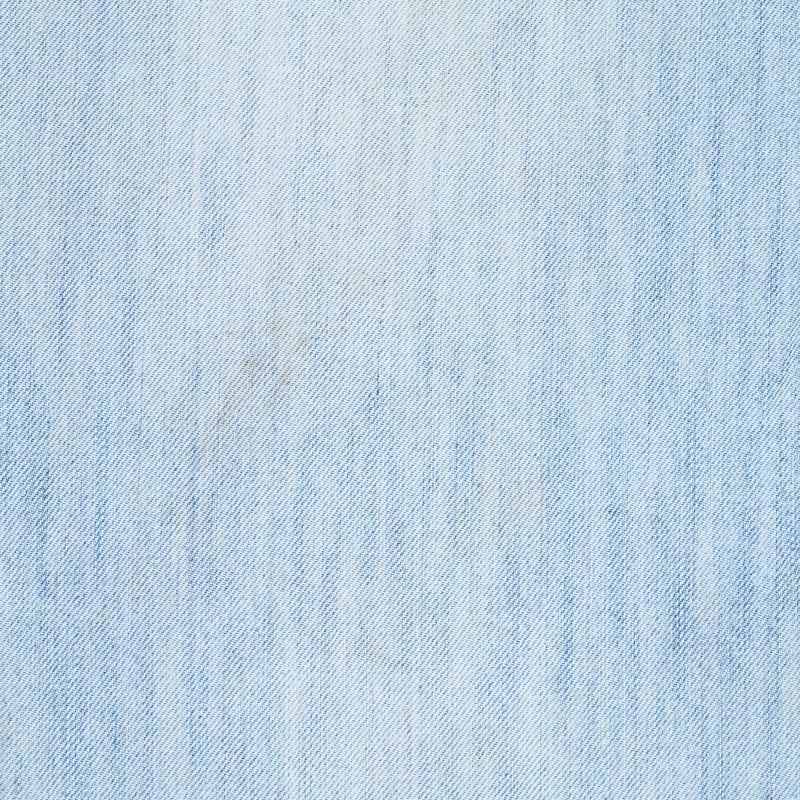 牛仔裤牛仔肮脏的浅蓝色布料碎片作为背景纹理组成