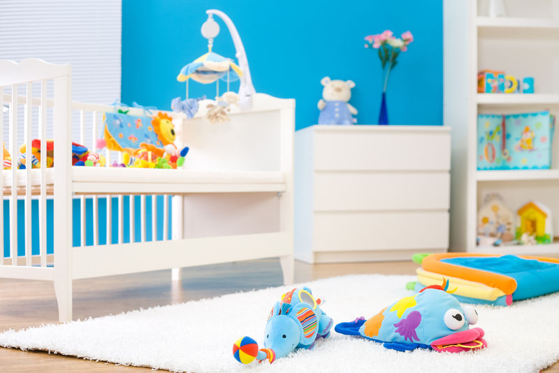 儿童房的婴儿床和婴儿玩具-玩具是官方发布的财产