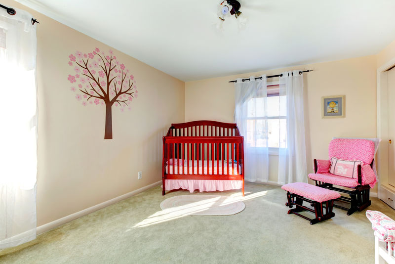明亮的中性色婴儿房-带乳白色装饰墙