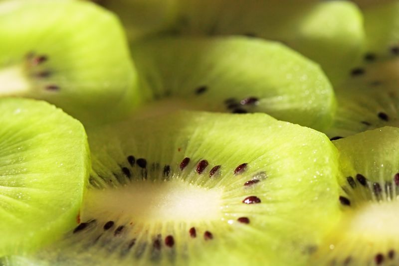 特写板上的猕猴桃切片