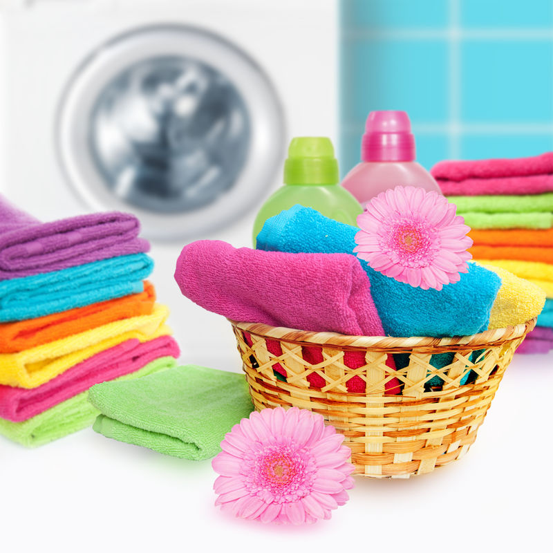 带彩色毛巾和洗衣机的洗衣篮