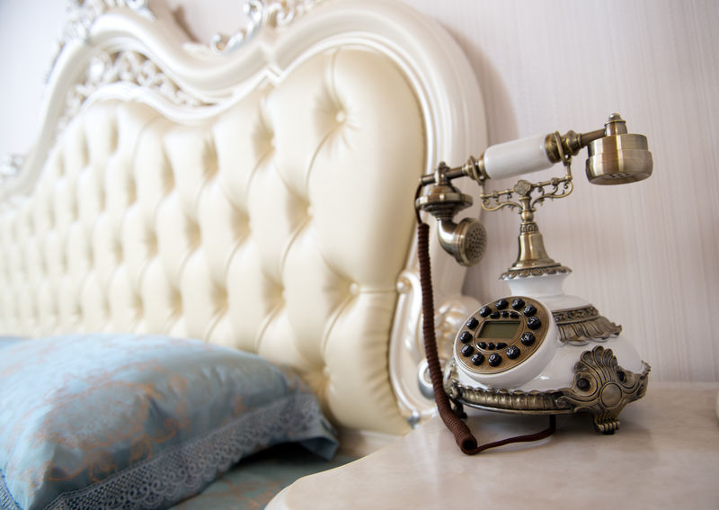 豪华卧室-桌上有老式电话