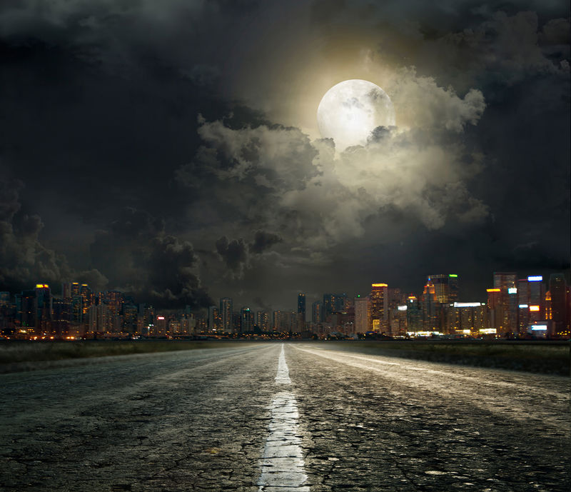 夜间通往城市的柏油路