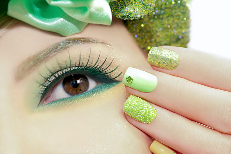 绿色化妆品和指甲油-带有不同形状的闪光和水钻