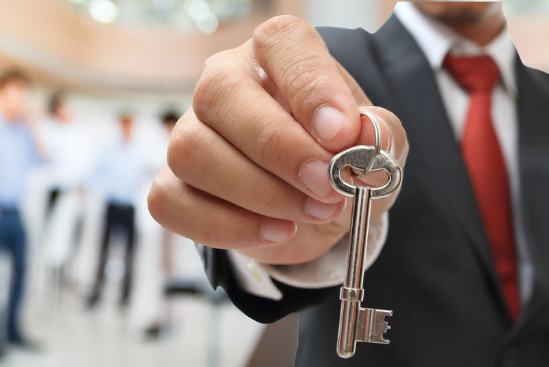 商人展示成功的银钥匙