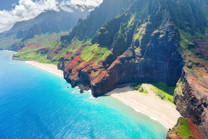 看那夏威夷在考艾岛的海岸在一个阳光明媚的日子里