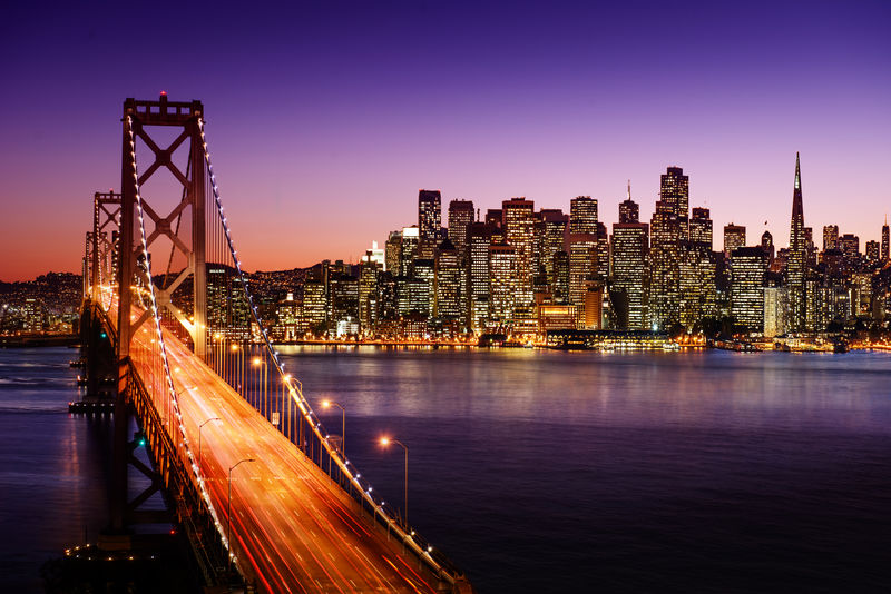 加利福尼亚日落时的旧金山天际线和海湾大桥
