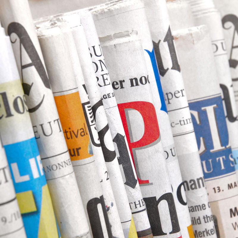 一排折叠的报纸