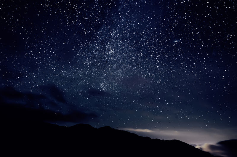 夜空中有许多闪亮的星星 自然的天文背景素材 高清图片 摄影照片 寻图免费打包下载