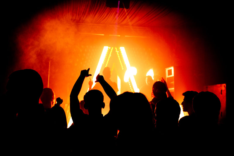 在夜总会狂欢中的空中剪影