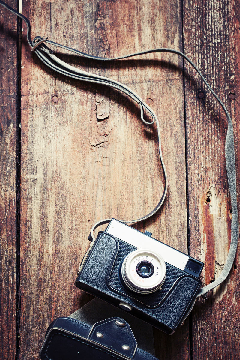 老式复古板上的复古相机抽象背景