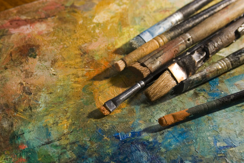 调色板上的油画和画笔