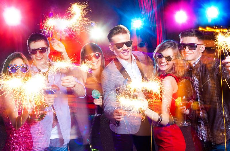 年轻的公司手里拿着烟花庆祝节日