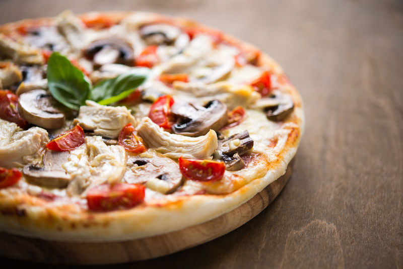 鸡肉、番茄和蘑菇披萨