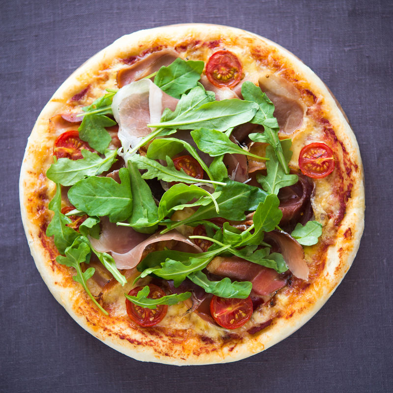 意大利火腿和芝麻菜比萨（沙拉火箭）俯视图