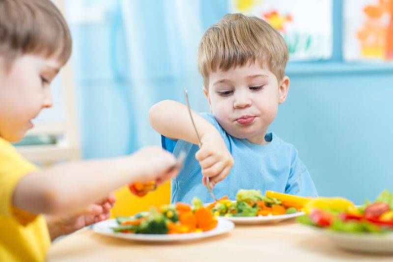 孩子们在幼儿园或家里吃蔬菜