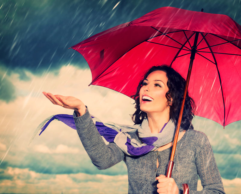 在秋雨的背景下-带着雨伞的微笑的女人-在户外笑健康的女孩-坏天气