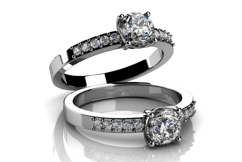 钻石戒指上的白金色身体形状最豪华