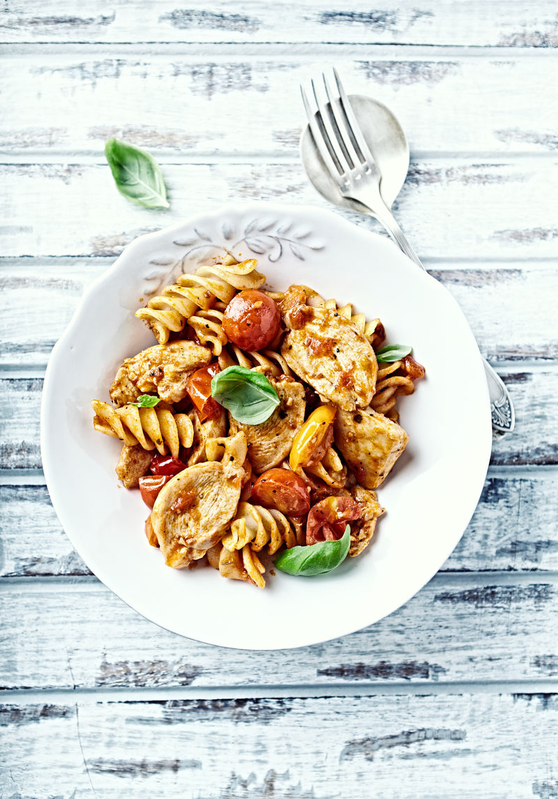 意大利面配肉丸和番茄酱-牛肉丸子和新鲜香草意面-意大利菜-意大利菜-美味可口的概念-质朴的木质背景-顶视图-复制空间