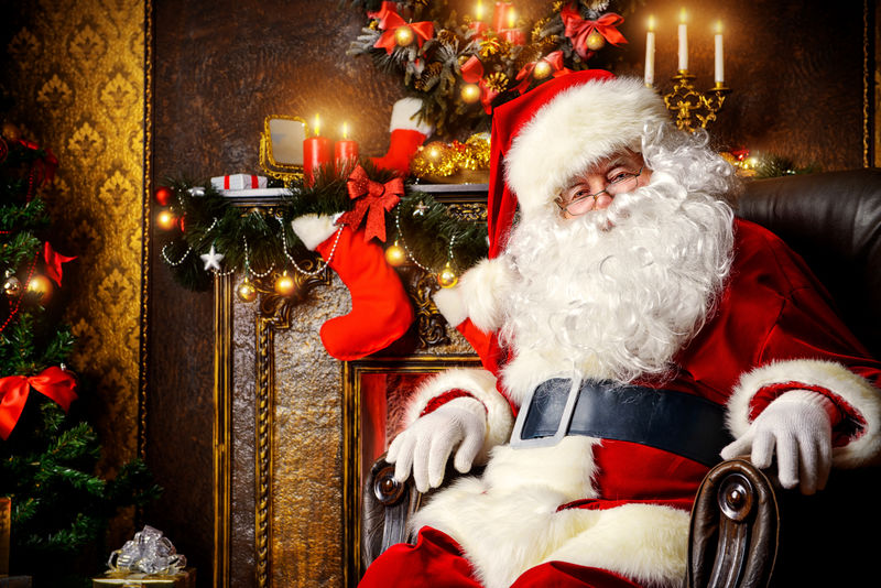 圣诞老人带着圣诞礼物-在壁炉旁休息-家居装饰