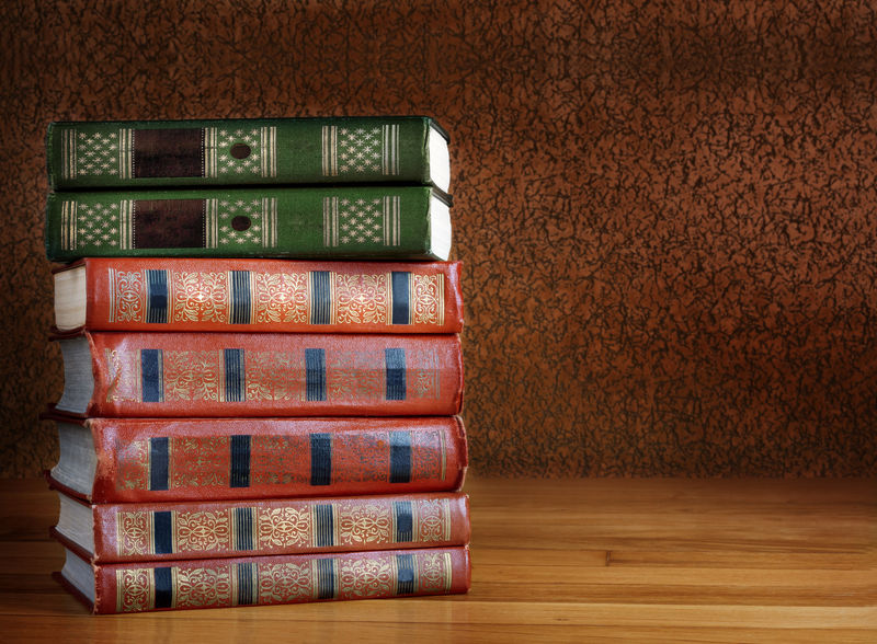 一张漂亮的木桌上堆满了旧书