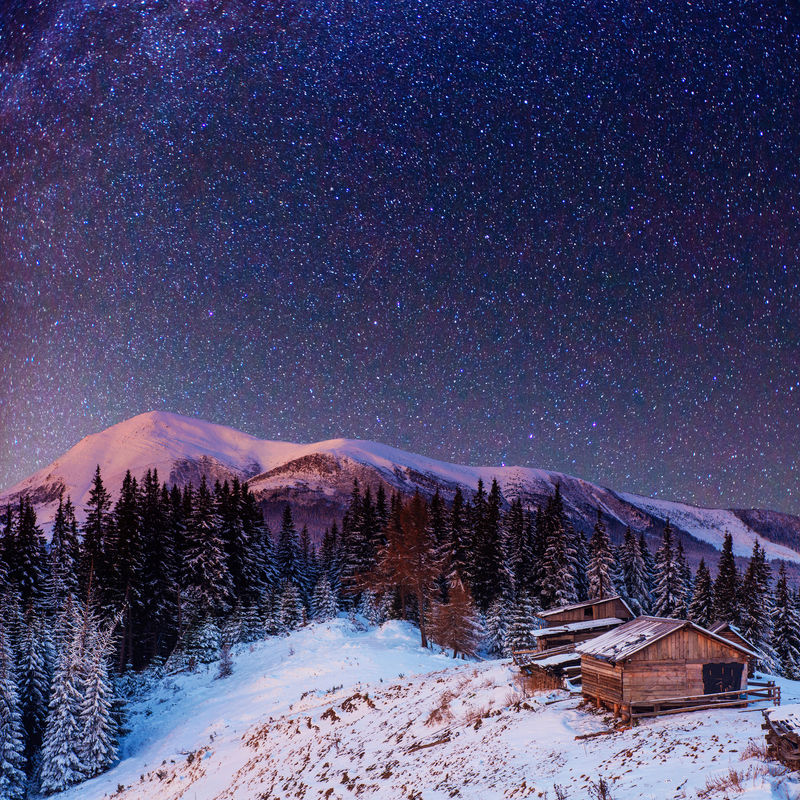 奇妙的冬季流星雨和雪山