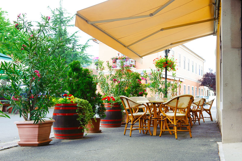 雨棚下的街边咖啡馆-八度音阶的红花和木桶