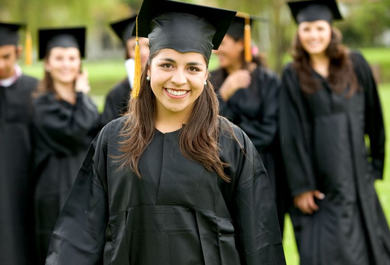 小组毕业的学生看起来很开心