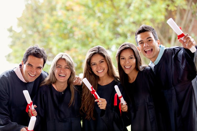 毕业典礼上兴奋的一群毕业生