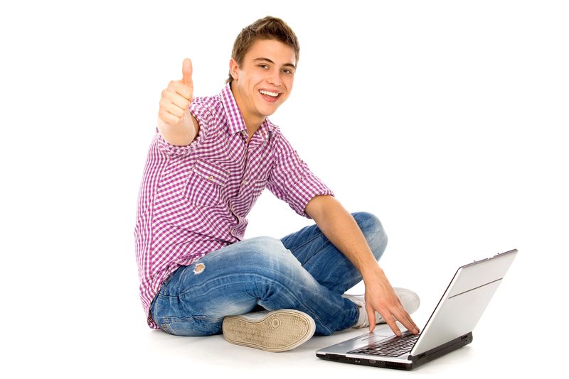 拿着笔记本电脑的男人竖起大拇指