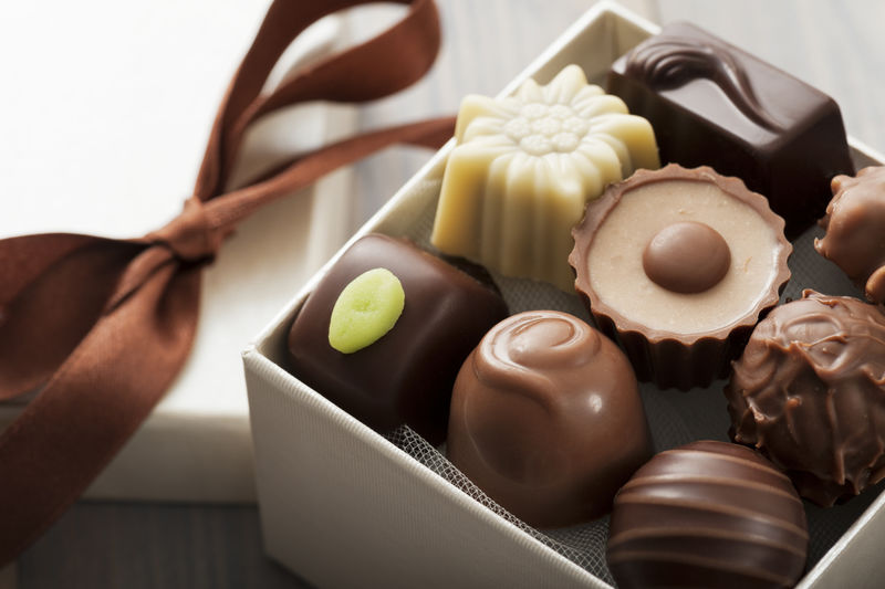 各种巧克力糖果-放在礼品盒中-特写